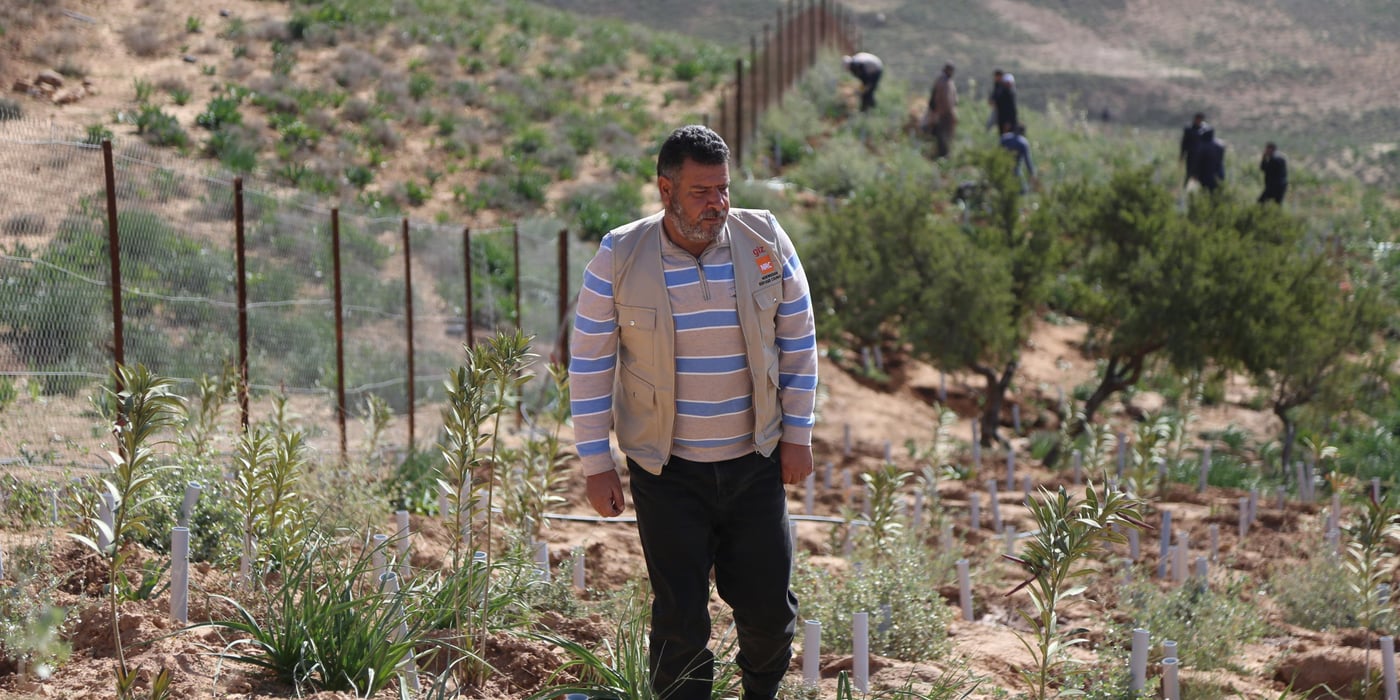 Riyad, a Syrian refugee who came to Jordan in 2013 with his family. He settled in Jerash, north of Jordan. Riyad was relying on the assistance he receives from different organisations. It was not enough, and he could not handle the idea of staying home and do nothing. That is when his journey started to find a job.
Photo: Hassan Hijazi/ NRC