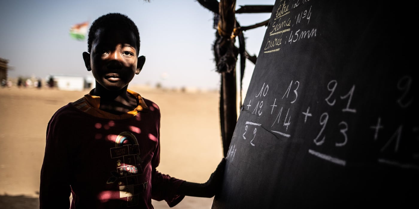 Despite soaring needs, funding and support for the education sector trail behind in the humanitarian response. Only 6.5% of the education needs were covered in 2021 in Burkina Faso, and 7.9% in Niger, making it the least funded sector of the humanitarian response in both countries.
Date: 04 February 2022
Location: Tillaberi
Photo: Tom Peyre-Costa/NRC
