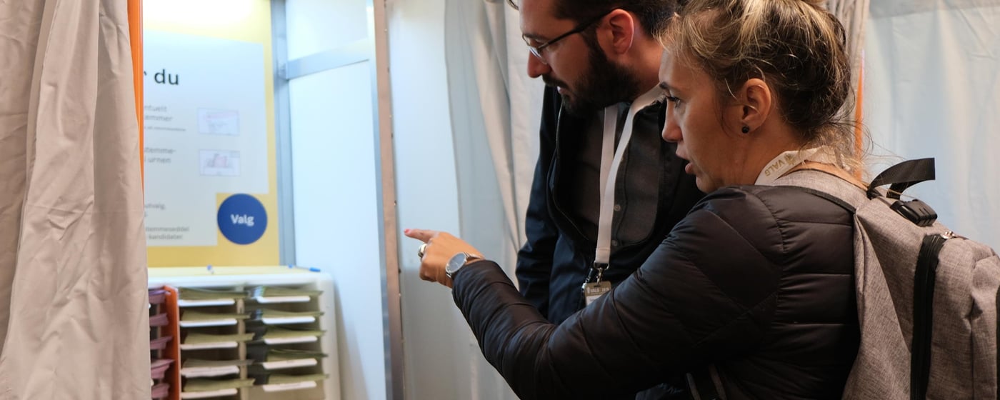 NORDEM study programme delegates from Bosnia and Herzegovina inspect voting booths in the Oslo City Hall polling station.