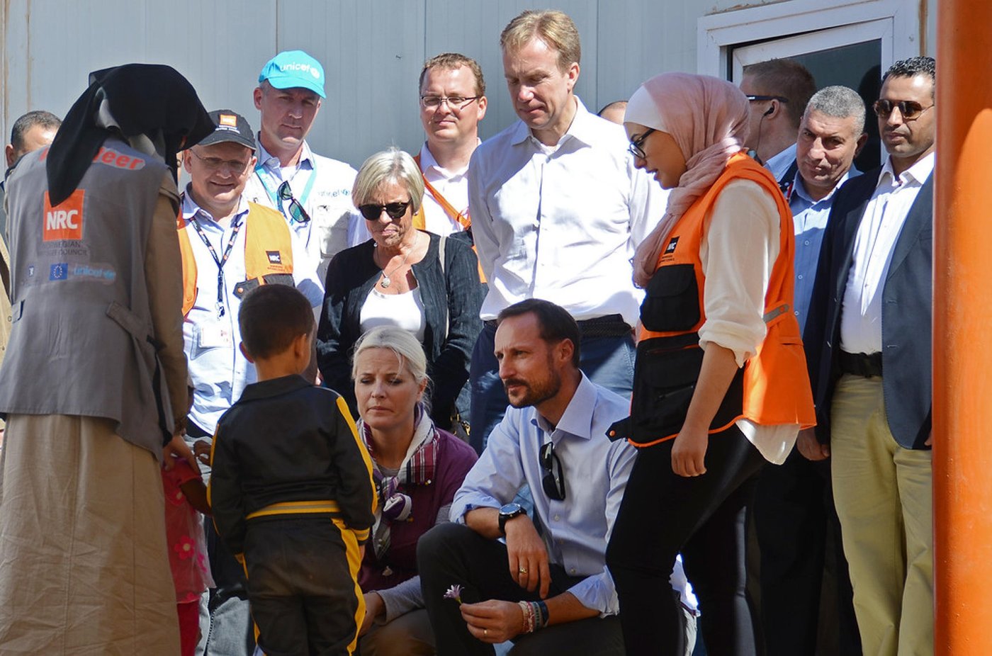 Crown Prince Haakon, Crown Princess Mette Marit and Foreign Minister of Norway Børge Brende visit a NRC kindergarden in Zaatari, Jordan, where children can play while their parents or siblings go to the youth centre to learn. Photo: Tiril Skarstein, NRC