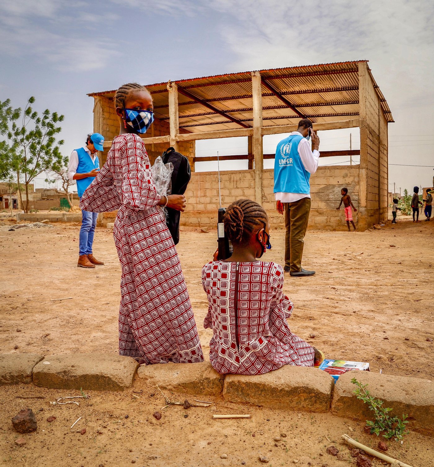 Internally displaced girls using their solar radio upon distribution. Mopti, Mali. (Photo: Alassane Guindo/NORCAP)