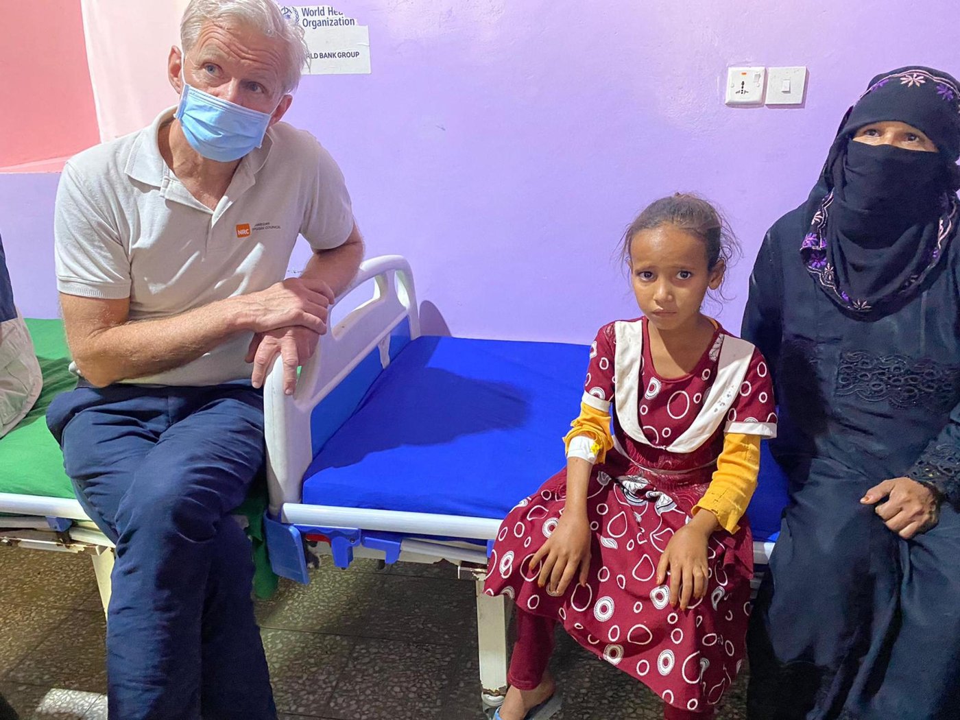 Jan Egeland visiting a children’s malnutrition hospital in Hajjah, northern Yemen. He met with a 9-year-old girl who is unable to walk because of malnutrition. Her mother told Egeland they cannot afford to eat and their food rations were cut by half last year.