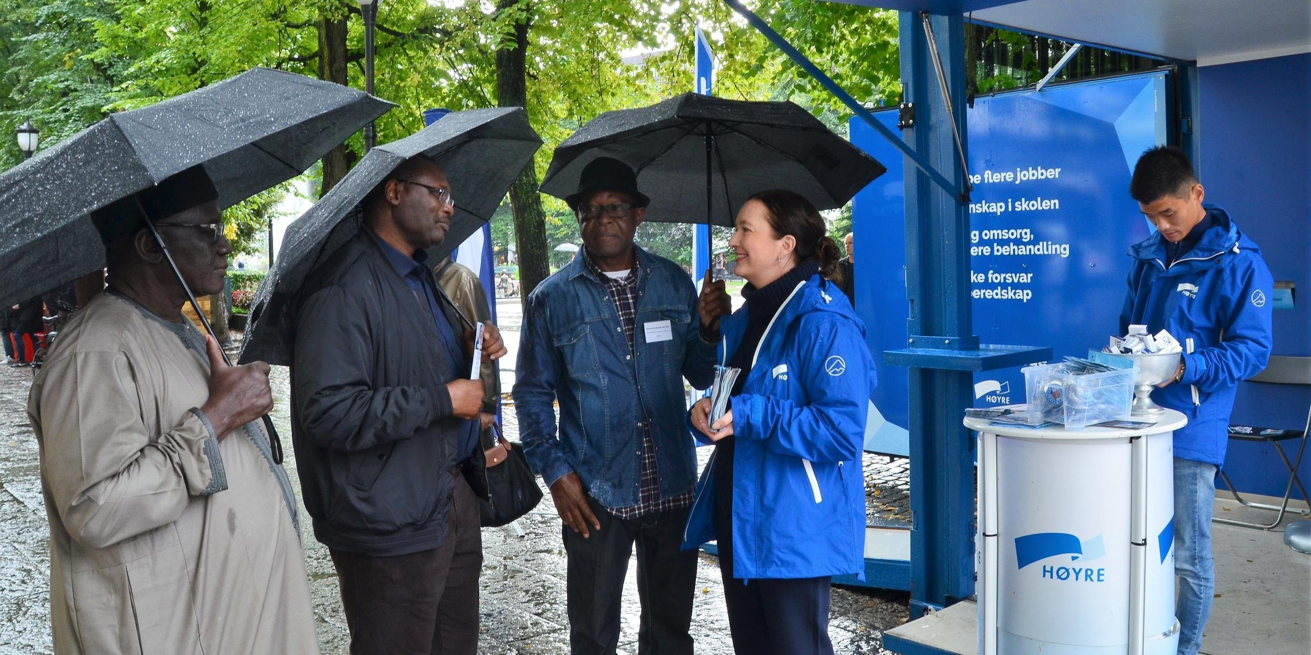The Nigerian election delegation speaking to a representative from the Conservative party, the largest party in government in Norway, during the campaign. (Photo: NORCAP/Ida Sem Fossvik)