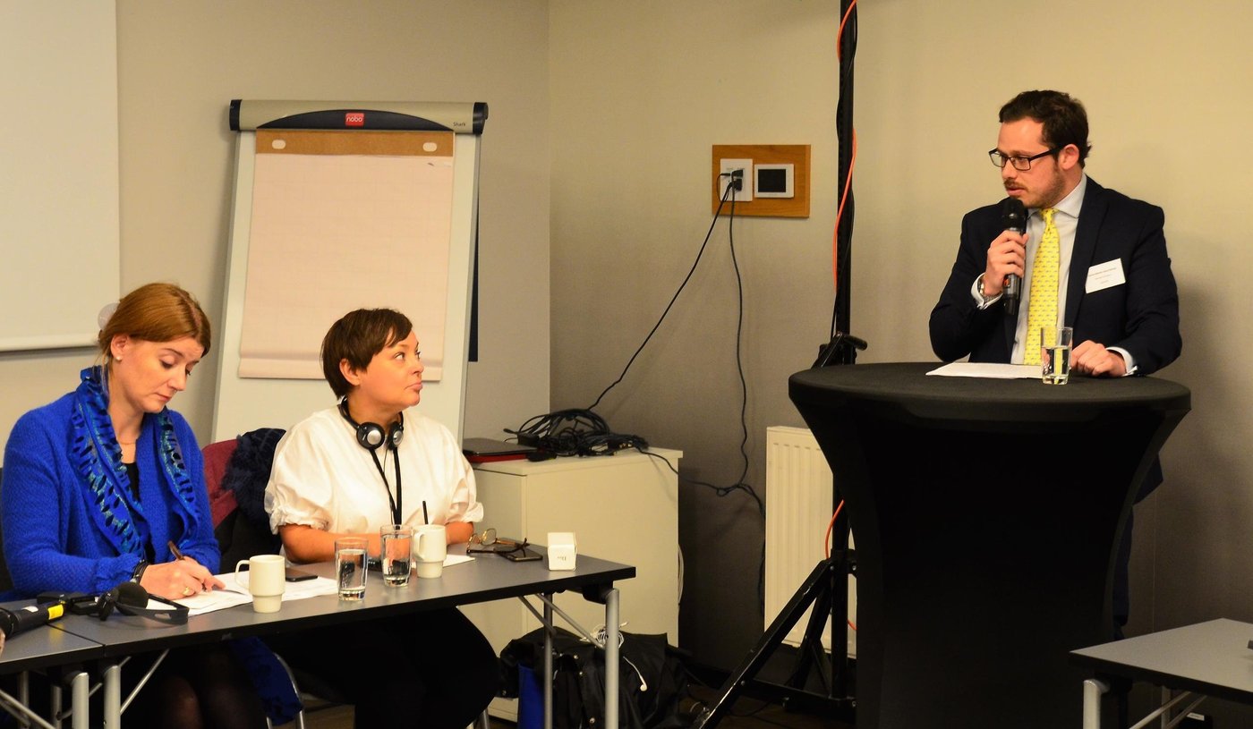 Carlos Alberto Leyva Namen (right) from the Colombian National Civil Registry giving his recommendations to the Norwegian State Secretary, Grete Ellingsen (far left) after the elections. (Photo: NORCAP/Ida Sem Fossvik)