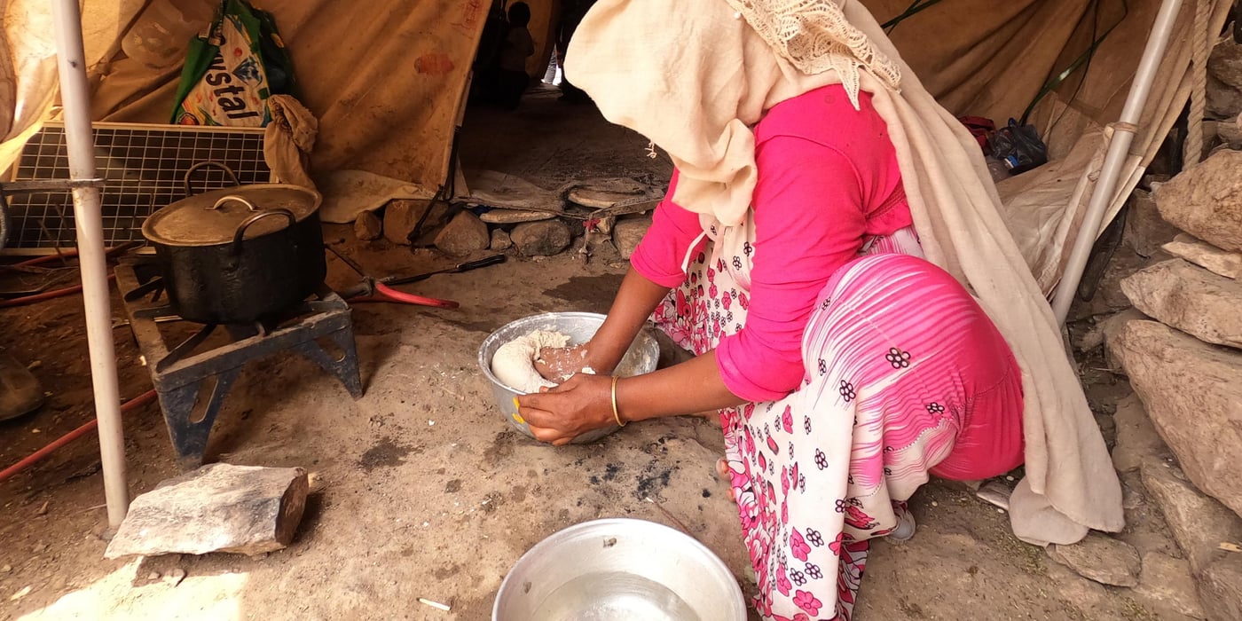 Ahmed's wife prepares the lunch for the family inside her tent in Al-Malika camp in Taiz.

Photo: Khalid Al-Banna/NRC