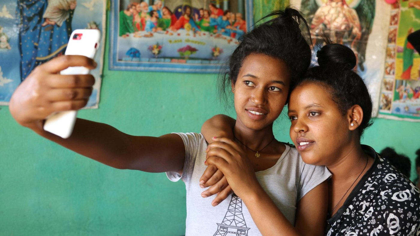 Two young women taking a selfie together. Photo: Ingrid Prestetun/NRC