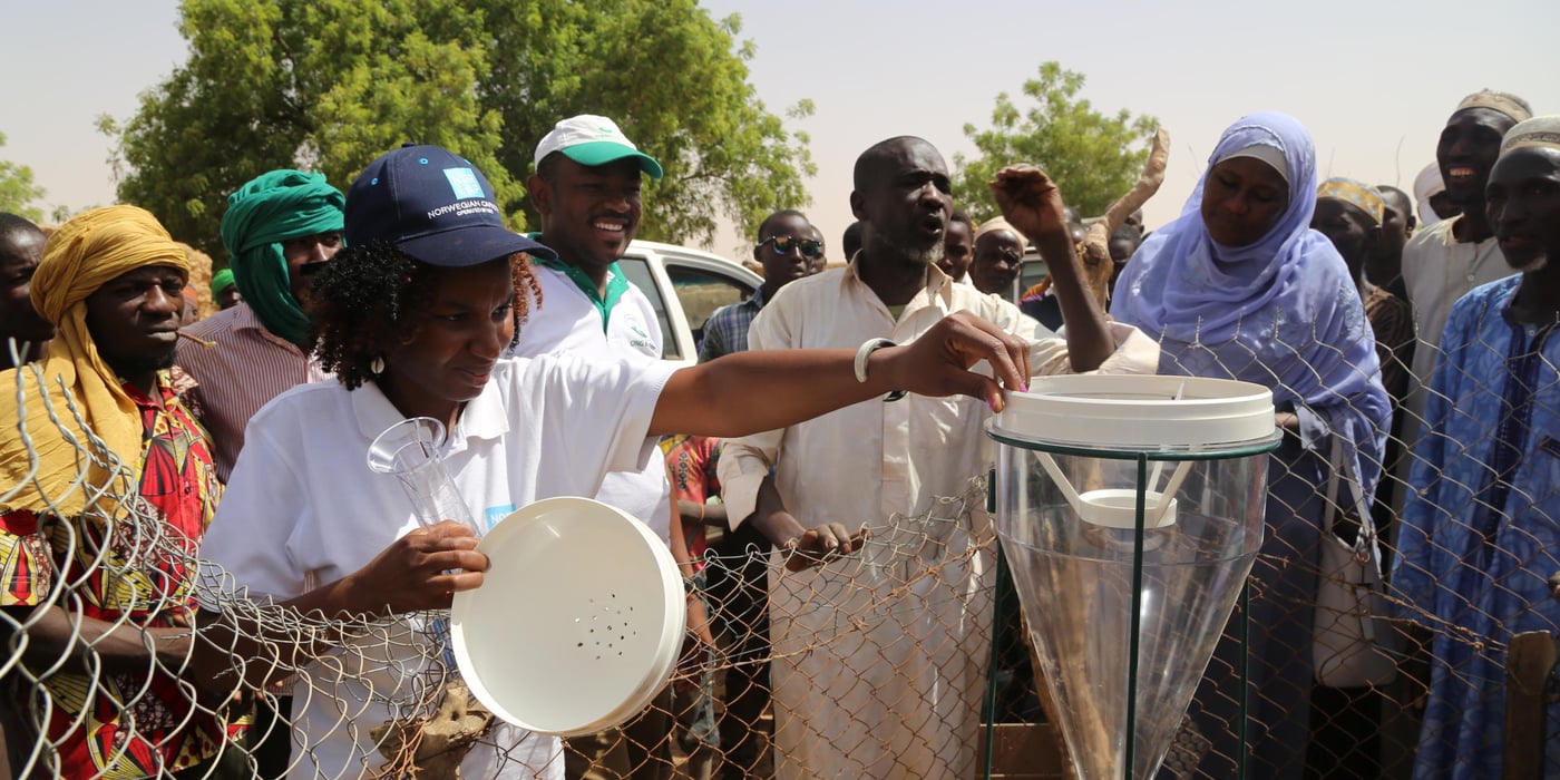 The community is also helping with data collection. Here is NORCAP expert Bintou Diallo with local community representatives putting in place a rainwater-measuring device. This enables the community to track rainfall and report to the National Meteorology Office. (Photo: NORCAP/Mina Weydahl)