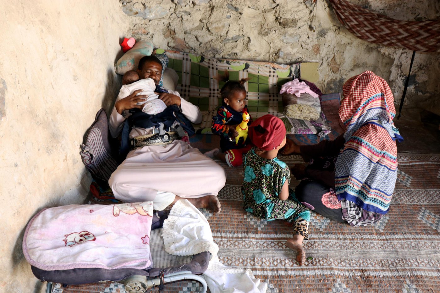 Mohammed with his children inside his home. He is very worried about how he can provide food for his children since the ration cuts.
Photo: Mohammed Hasan/NRC
