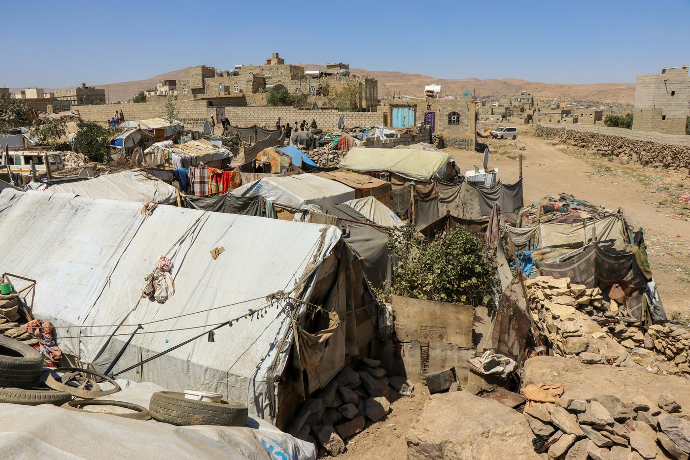 A camp for displaced people in Amran governorate. The ongoing conflict has forced 3.6 million to flee their homes. Most of these displaced people are now dependent on humanitarian organizations for food and basic services.
Photo: Mohammed Hasan/NRC