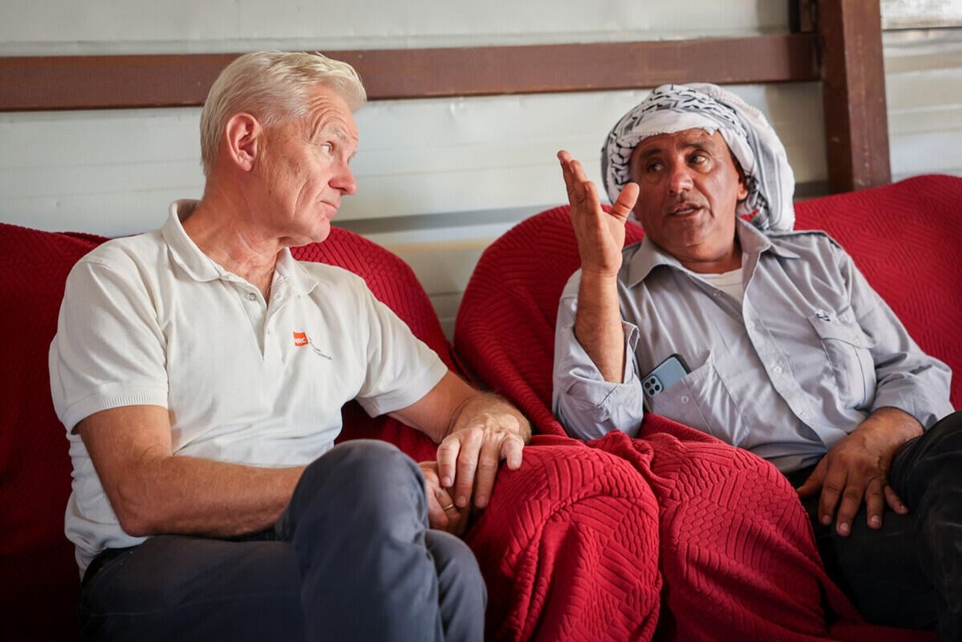 NRC:s generalsekreterare Jan Egeland talar med Mohammed Khalil Malihat från den beduinska gemenskapen i Mughayyir al-Deir, som tvångsförflyttades i maj 2025 efter attacker från israeliska bosättare. 