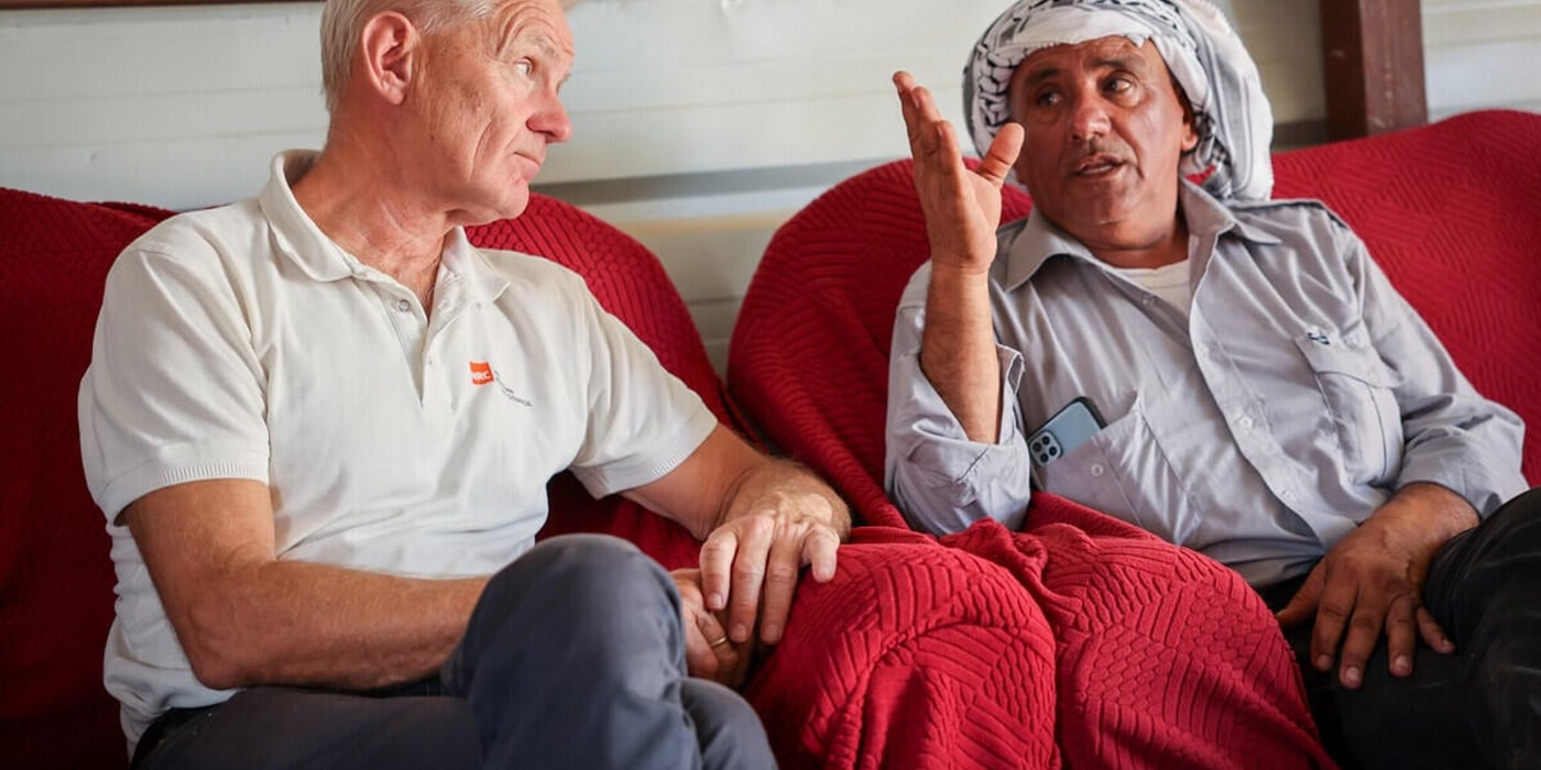 NRC:s generalsekreterare Jan Egeland talar med Mohammed Khalil Malihat från den beduinska gemenskapen i Mughayyir al-Deir, som tvångsförflyttades i maj 2025 efter attacker från israeliska bosättare. 